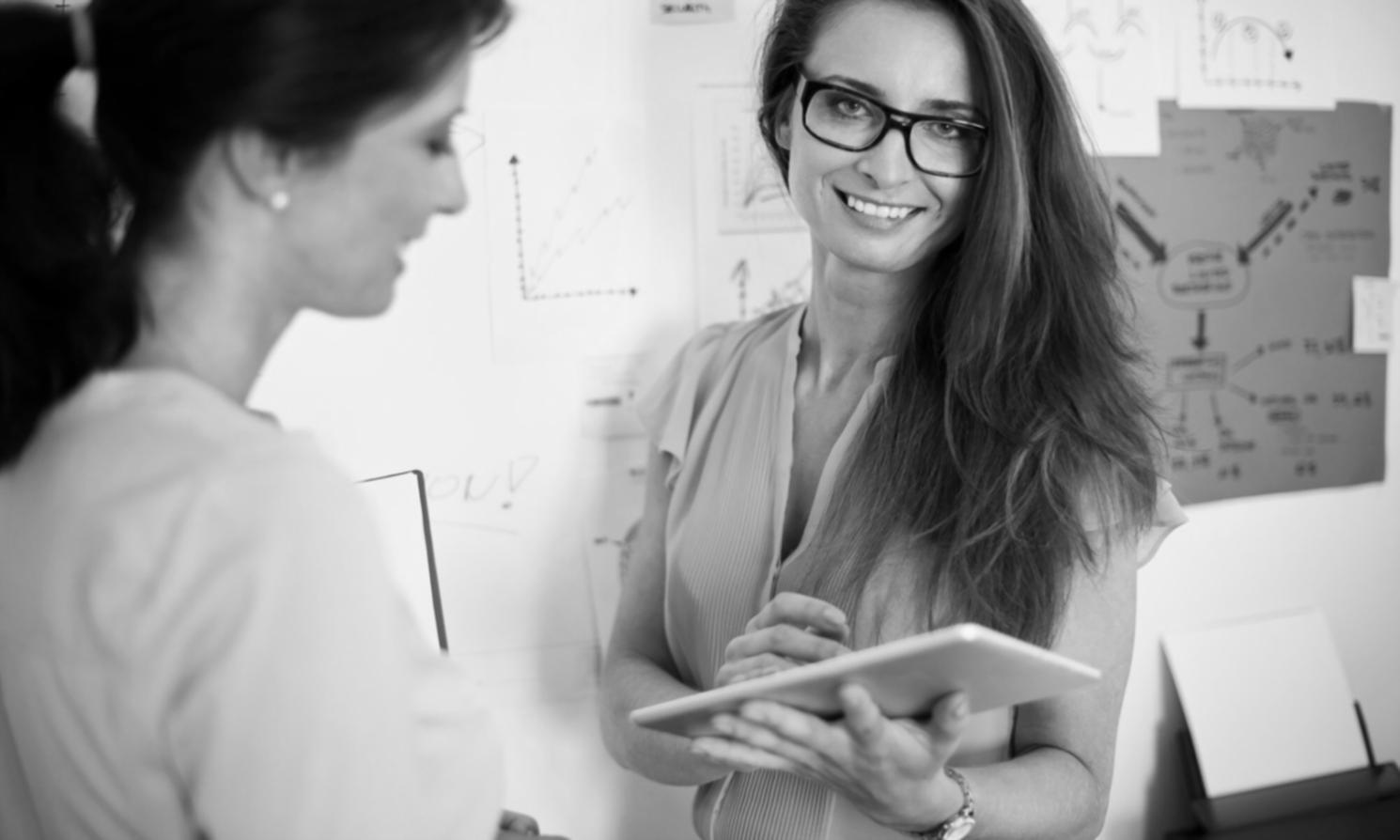 Teilnehmer arbeiten gemeinsam an Server-Infrastruktur im Schulungsraum